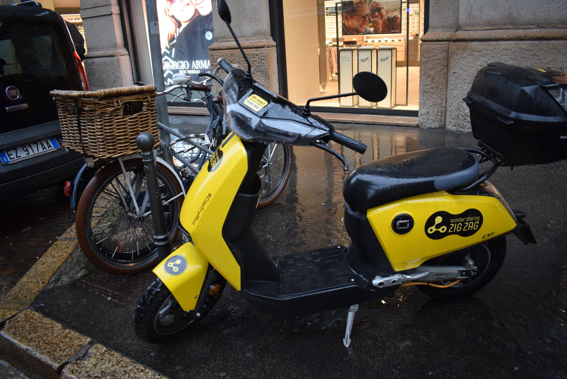 『バイク天国☆イタリアの旅 (2019年版)』その6 ミラノの街でよく見かけるバイクはコレだ!_d0099181_22163144.jpg