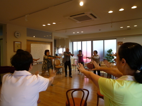 すまいるカフェ~「365日のマーチ」体操~_e0228813_14472337.jpg