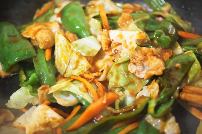 ■簡単5分！！【！！菜園採りピーマンで肉野菜炒め】_b0033423_23411965.jpg