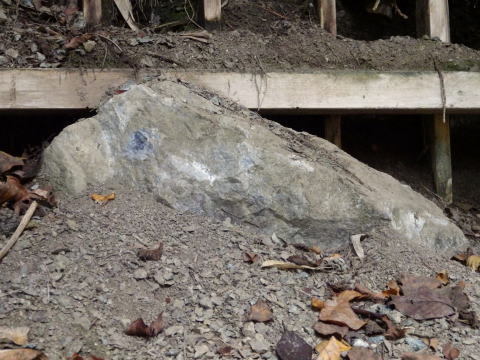 岡山県　大佐山ヒスイ　一部青　蓮華石　237g 岡山県 大佐山ヒスイ 一部青 蓮華石 237g - メルカリ