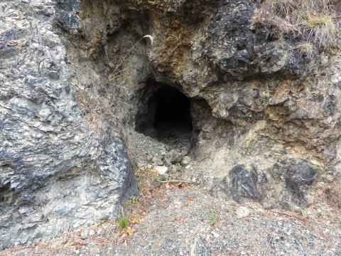 四国旅行 その1 大佐山のヒスイ : スカルンと熱水、高温・高圧鉱物の薄物館