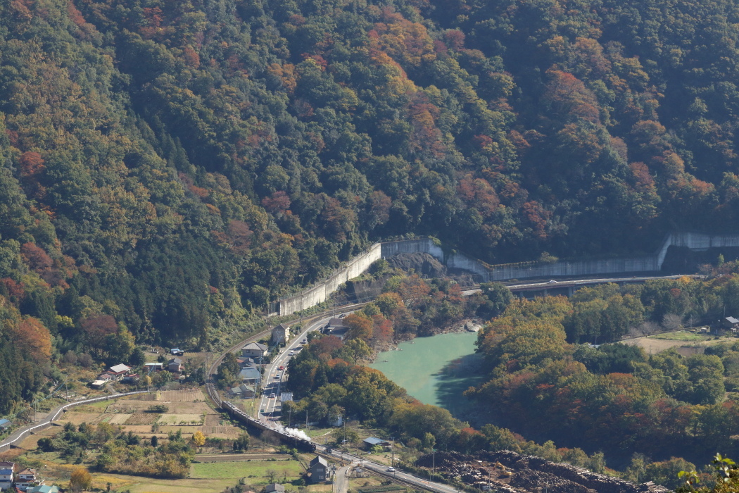 紅葉の玉淀に小さな白煙　- 2019年紅葉・秩父鉄道 -_b0190710_22233231.jpg