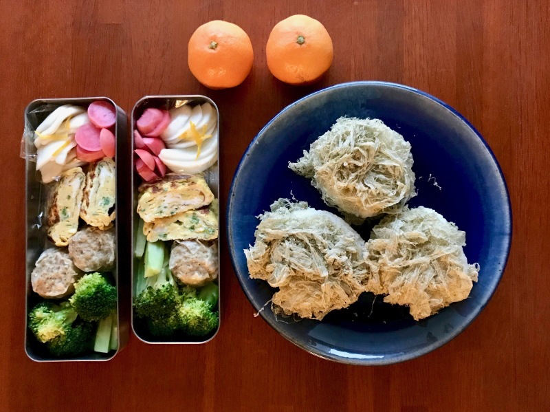 とろろ昆布おにぎり弁当と油淋鶏定食 紅虎餃子房 大学弁当