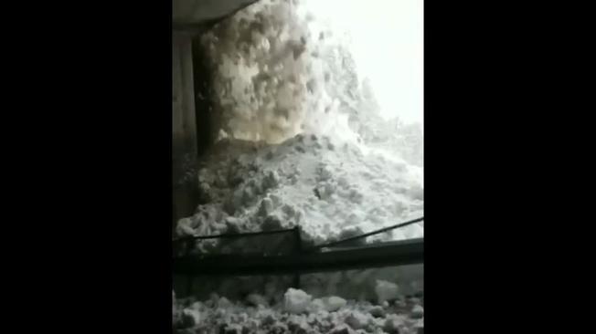 スイスで雪崩発生、大量の雪が流れる様子を間近で撮影_e0037849_06090895.jpg