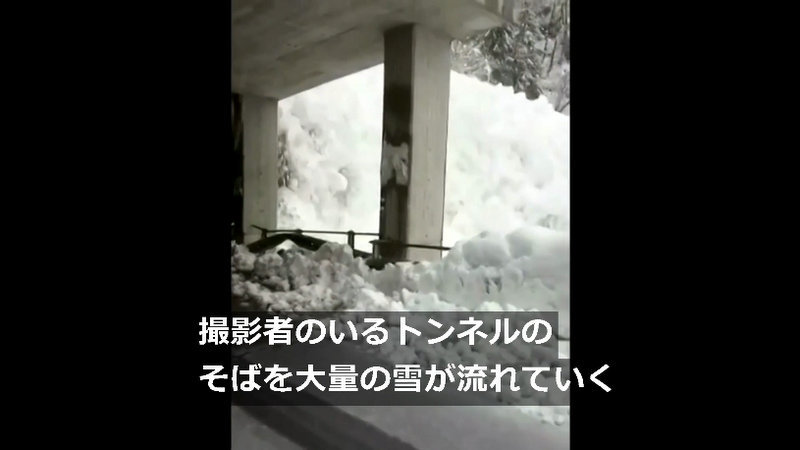 スイスで雪崩発生、大量の雪が流れる様子を間近で撮影_e0037849_06091643.jpg