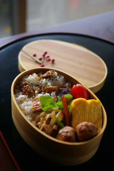 今日の鶏つくね弁当と『ワインレッドの心』_d0327373_08152461.jpg