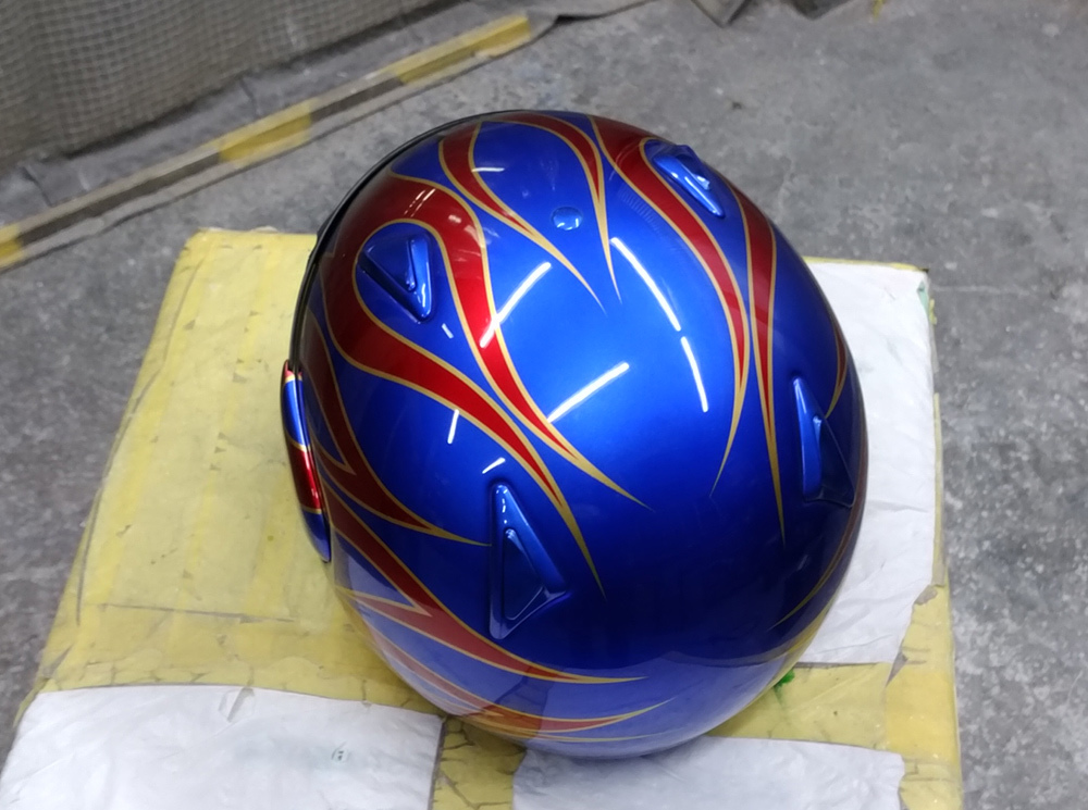アライ謹製モデル名わからないけど2輪用ヘルメット。と4L3のパーツをちらっと。_d0130115_11512031.jpg