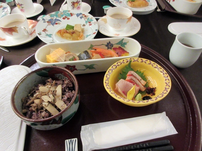 白金 八芳園で綺麗な紅葉御膳を堪能する はとバス紅葉めぐり お散歩アルバム 晩夏に