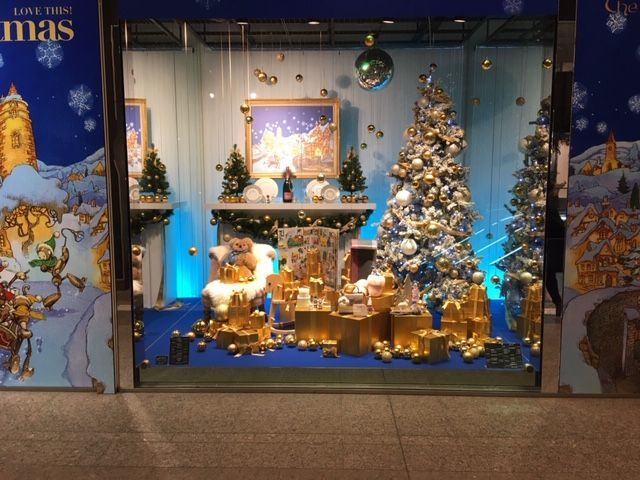 ショーウィンドウのクリスマス デコレーション 音楽no図書館