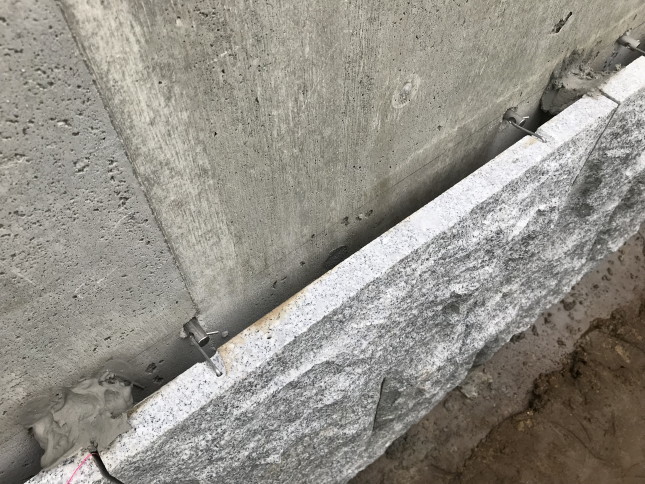 擁壁 ようへき の石張り 湿式工法 しっしきこうほう ものづくりの心 墓石と建築石材 泉石材株式会社 擁壁 ようへき の石張り 湿式工法 しっしきこうほう ものづくりの心 墓石と建築石材 泉石材株式会社