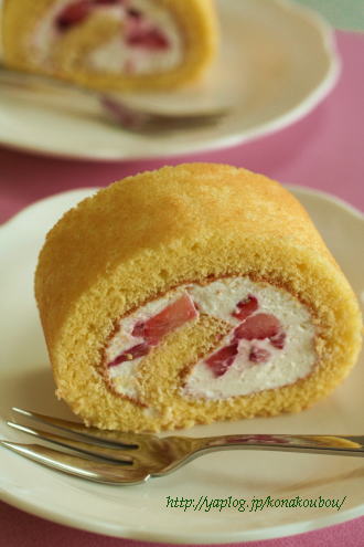 苺ロールケーキ_a0392423_09160812.jpg