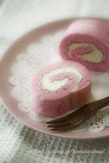 鮮やかピンクのロールケーキ_a0392423_10050435.jpg