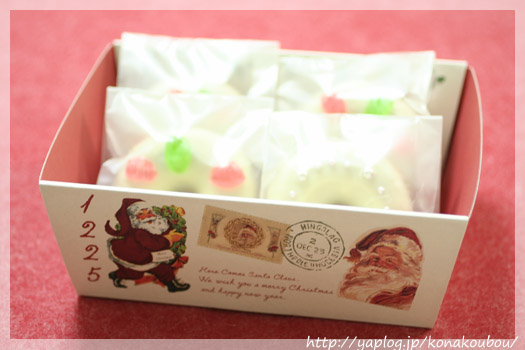 クリスマスのお菓子・赤い実のミニリース_a0392423_10081169.jpg