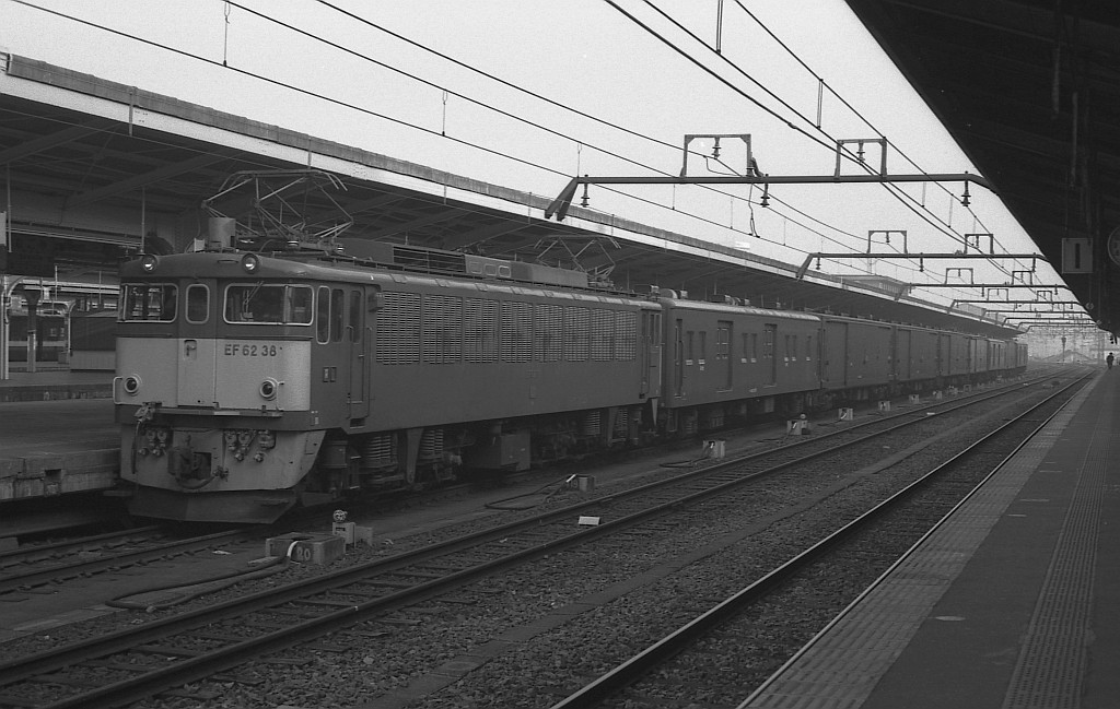 KATOのNゲージ東海道山陽荷物車後期セットとオユ14・スユ44の電気暖房の話_f0203926_1824828.jpg