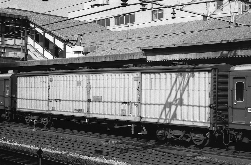 KATOのNゲージ東海道山陽荷物車後期セットとオユ14・スユ44の電気暖房の話_f0203926_18585278.jpg