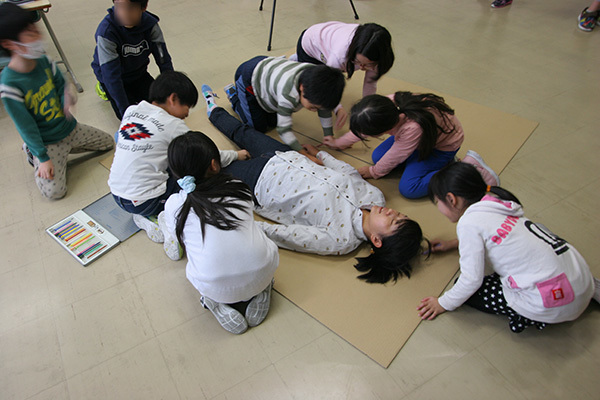 【おとどけアート 松田朕佳×もみじの丘小学校】11/28 4日目:謎の段ボール_a0062127_14132074.jpg