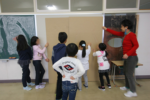 【おとどけアート 松田朕佳×もみじの丘小学校】11/28 4日目:謎の段ボール_a0062127_14132557.jpg