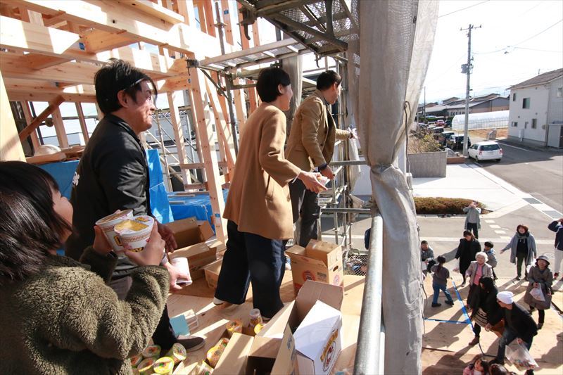 上棟式の餅まき 燕市水道町の家_b0349892_17044977.jpg