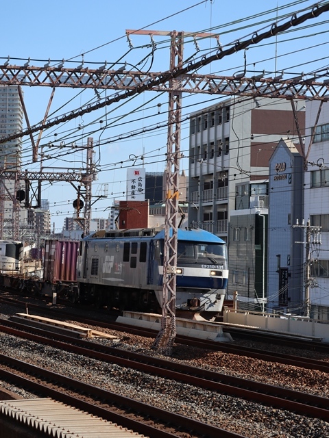 神戸線と宝塚線の阪急電車をご紹介、そしてお洒落なラッピングは春日野道での写真。スーパーはくと貨物列車の写真は東海道本線神戸から_d0181492_23534030.jpg
