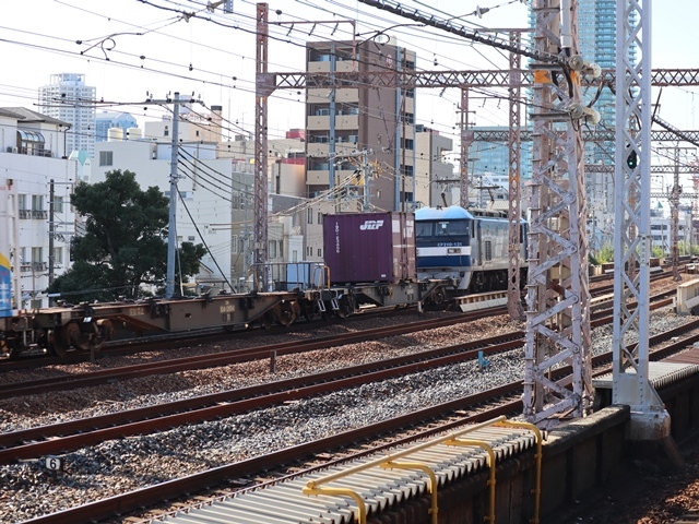 神戸線と宝塚線の阪急電車をご紹介、そしてお洒落なラッピングは春日野道での写真。スーパーはくと貨物列車の写真は東海道本線神戸から_d0181492_23542079.jpg