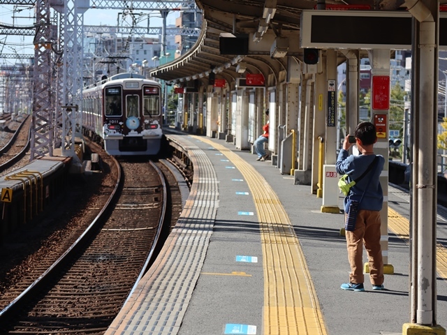 神戸線と宝塚線の阪急電車をご紹介、そしてお洒落なラッピングは春日野道での写真。スーパーはくと貨物列車の写真は東海道本線神戸から_d0181492_23583677.jpg