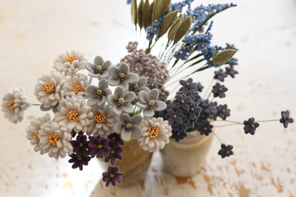 新作のフェルトのお花を量産中_e0333647_14550130.jpg
