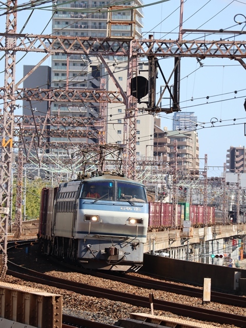 神戸線と宝塚線の阪急電車をご紹介、そしてお洒落なラッピングは春日野道での写真。スーパーはくと貨物列車の写真は東海道本線神戸から_d0181492_00011486.jpg