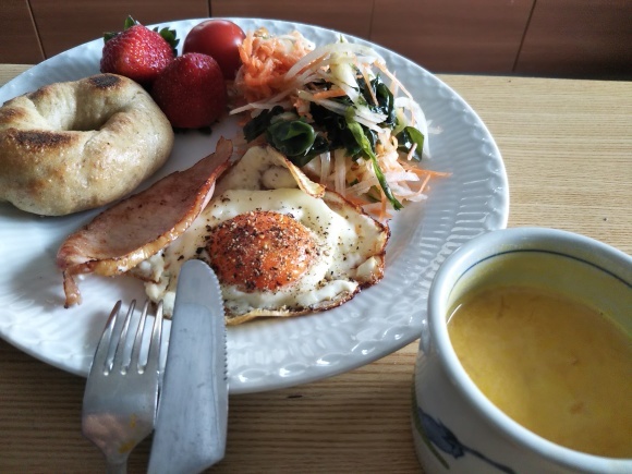 朝もパンで、昼もパン、小掃除は引き出し_f0316507_16222946.jpg