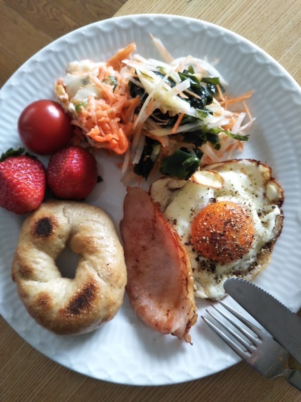 朝もパンで、昼もパン、小掃除は引き出し_f0316507_16223534.jpg