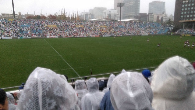 ワールドカップ人気で雨でも秩父宮はほぼ満席 ラグビー早慶戦_f0141310_08085930.jpg