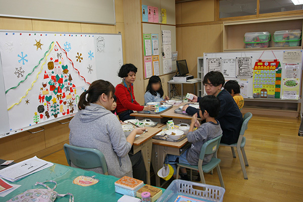 【おとどけアート 松田朕佳×もみじの丘小学校】12/2 6日目:宇宙人増殖_a0062127_19460723.jpg