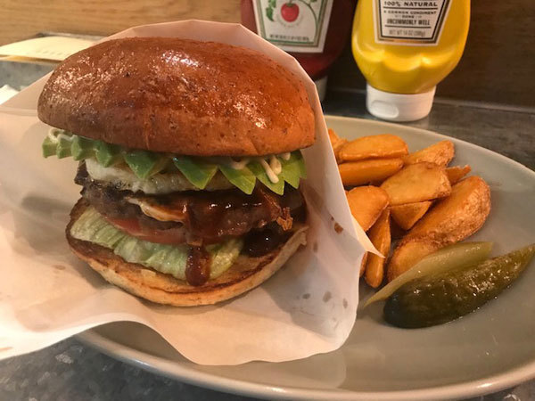 金沢（香林坊）：ザ・ゴッドバーガー （The Godburger）「アボカドフライドエッグバーガー」「B.B.Q.アボカドエッグバーガー」_b0089578_16440729.jpg
