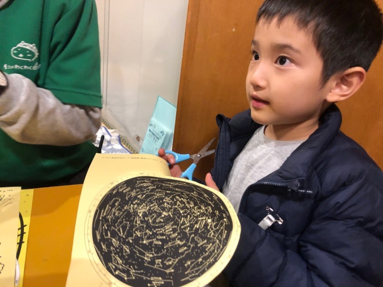 星空キャンプ〔1日目〕宇宙の不思議と天体について学ぶ3日間。初日はネコ型星座版作りに挑戦!_d0363878_00095332.jpg