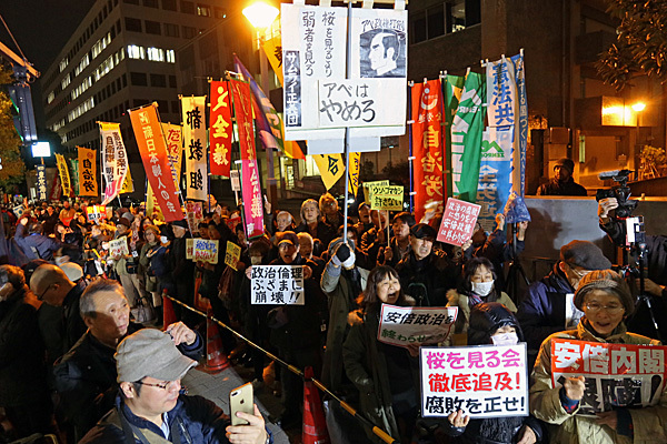 権力私物化やめろ!12・4官邸前大行動_a0188487_13442643.jpg