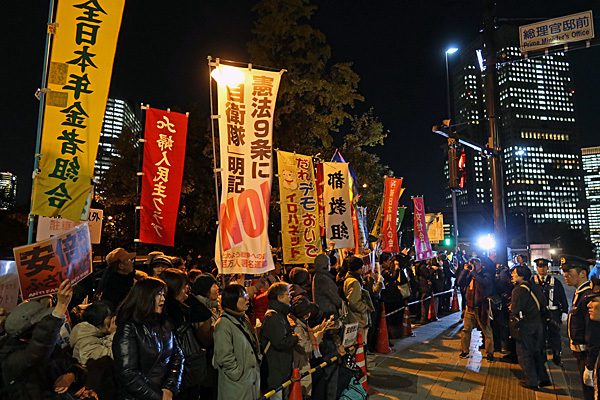 権力私物化やめろ!12・4官邸前大行動_a0188487_13443283.jpg