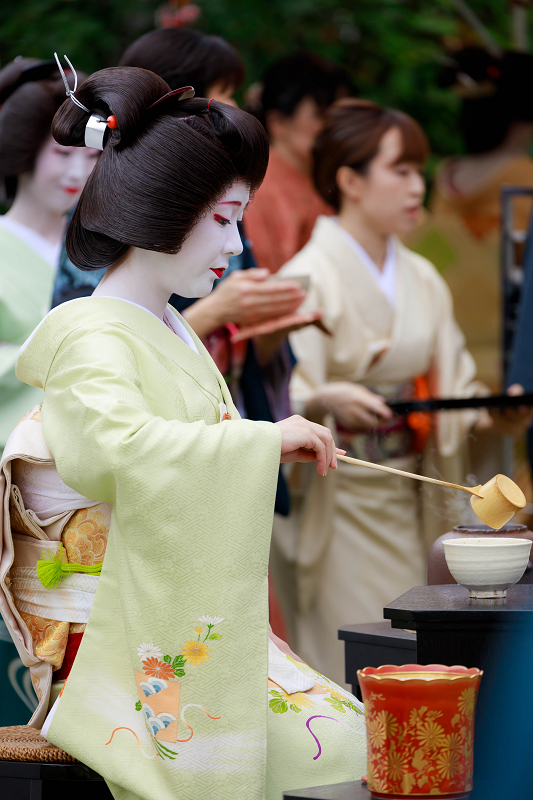 きもので集う園遊会・野点(上七軒・梅志づさん、梅葉さん、尚絹 きもので集う園遊会・野点(上七軒・梅志づさん、梅葉さん、尚絹