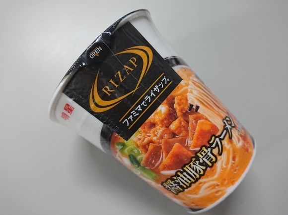 12/8夜勤飯 明星 ファミマでライザップ醤油豚骨ラーメン & オクラとなめこのねばねばサラダ & 紅鮭わかめ_b0042308_02024648.jpg