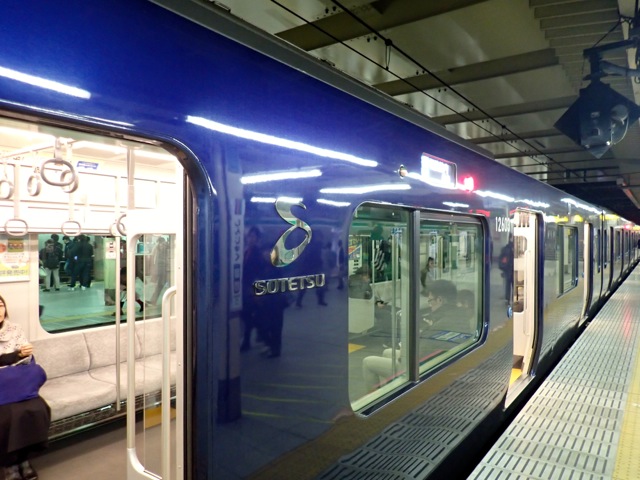 新宿駅に見慣れぬ電車登場。 : 旅と暮らしの日々 by sato tetsuya