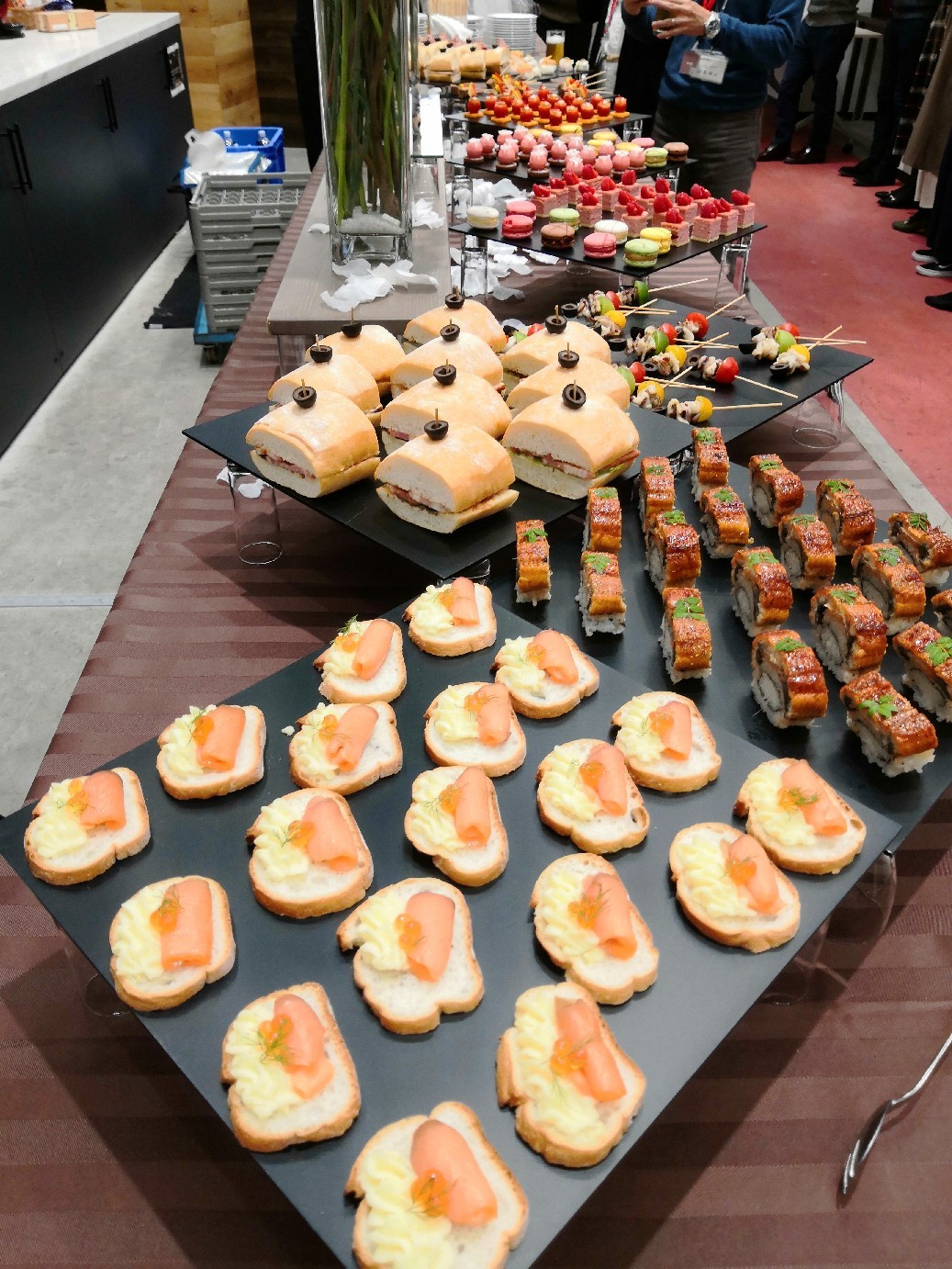 会議が終わってラップアップまで少し待ち… w オードブル～♪_a0004752_07284398.jpg