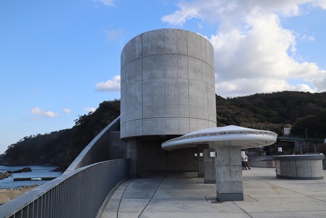 伊豆大島の岡田港船客待合所を見学してきました。_a0076877_19224793.jpg