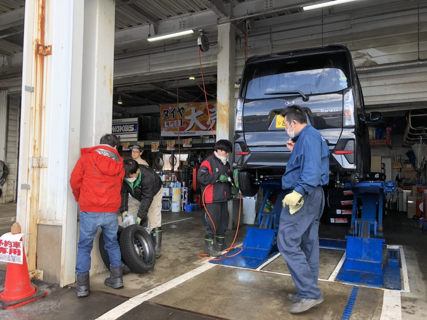 12月10日(火)本店ブログ♪ ランクルプラド H30年 TX 距離うす!!あります✊ LX570 エスカレード ハマーのことならTOMMYまで _b0127002_18461337.jpg