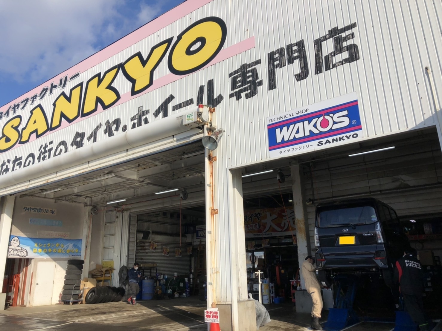 12月10日(火)本店ブログ♪ ランクルプラド H30年 TX 距離うす!!あります✊ LX570 エスカレード ハマーのことならTOMMYまで _b0127002_18463321.jpg