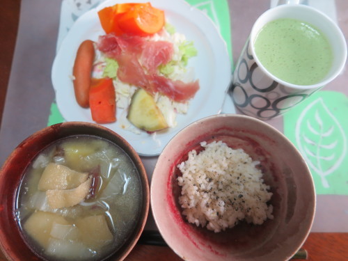 朝：生ハムと野菜・果物サラダ、味噌汁＆野菜ジュース　昼：スーパー大麦と鯵の&#127833;＆鶏ももタレ　夜：具少々ミネストローネ、自家製ハンバーグ＆納豆ご飯_c0075701_20443838.jpg