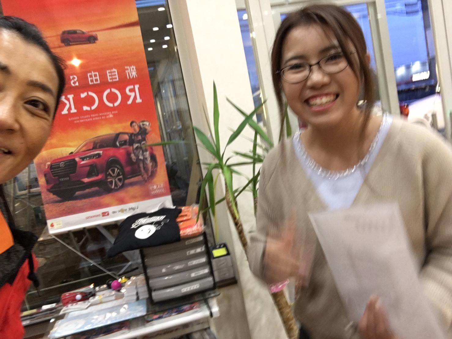 12月11日(水) 本店ブログ♪ レジアスエース DXワイドスパーロングボディ ハイルーフ 4WD ディーゼルありますよん_b0127002_18295004.jpg