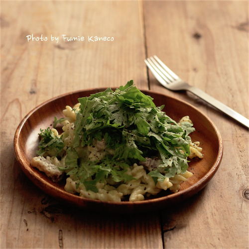 春菊とベーコンのサワークリームパスタ ふみえ食堂 A Table To Be Full Of Happiness