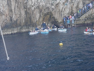 カプリ島　青の洞窟へ～南イタリアの旅２０１９（２）_c0039428_21585759.jpg