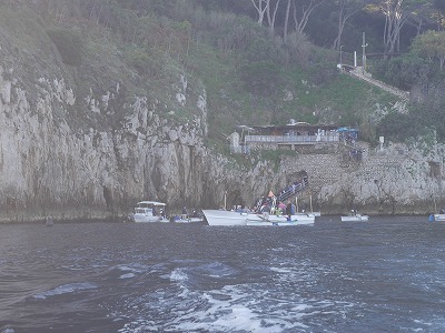 カプリ島　青の洞窟へ～南イタリアの旅２０１９（２）_c0039428_21594014.jpg