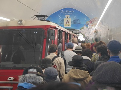 カプリ島　青の洞窟へ～南イタリアの旅２０１９（２）_c0039428_22013191.jpg