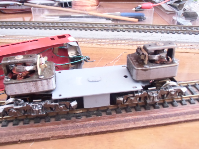 HO) 5354 φ10.5プレート車輪 黒 片側絶縁・ピボット 4軸入り