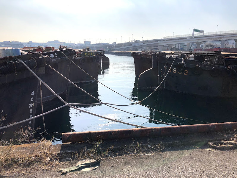 艀 はしけ シャケのシッポ